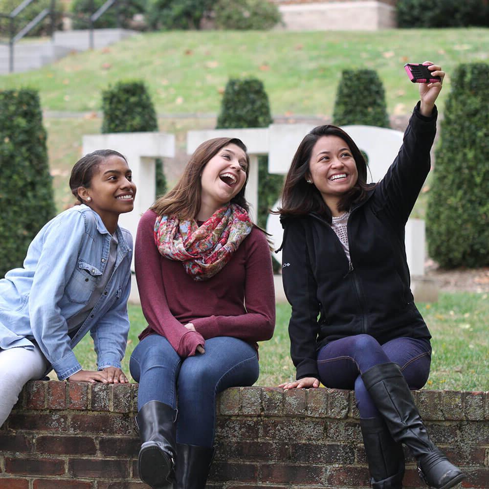 girls at the SU statue